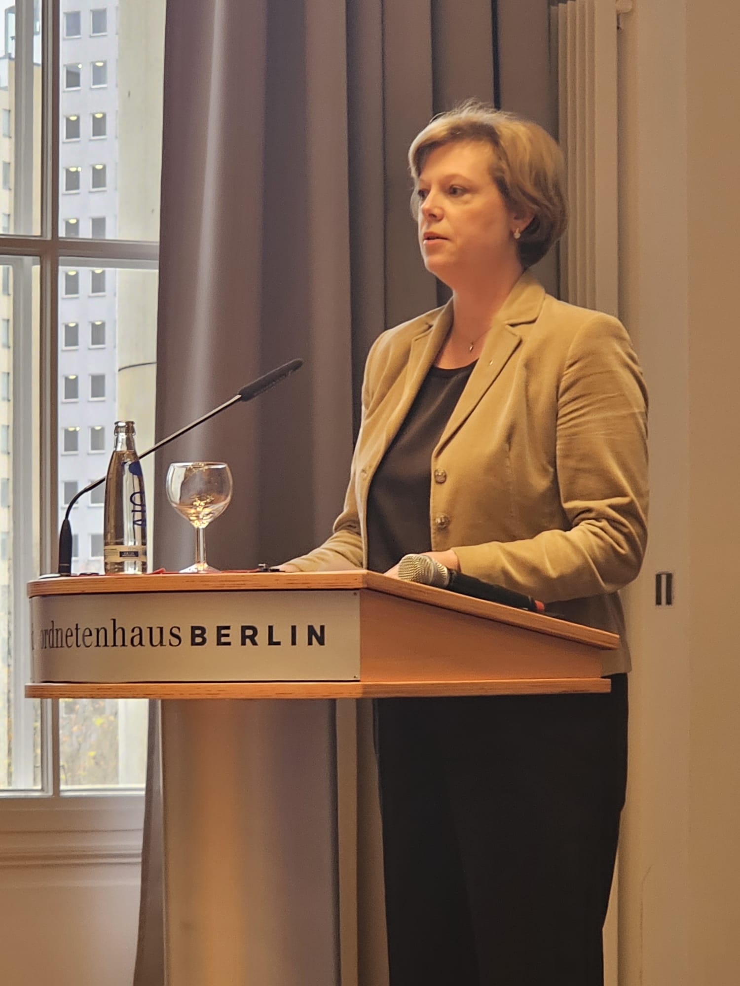 Die Präsidentin des Abgeordnetenhauses von Berlin, Cornelia Seibeld, eröffnet die Veranstaltung.