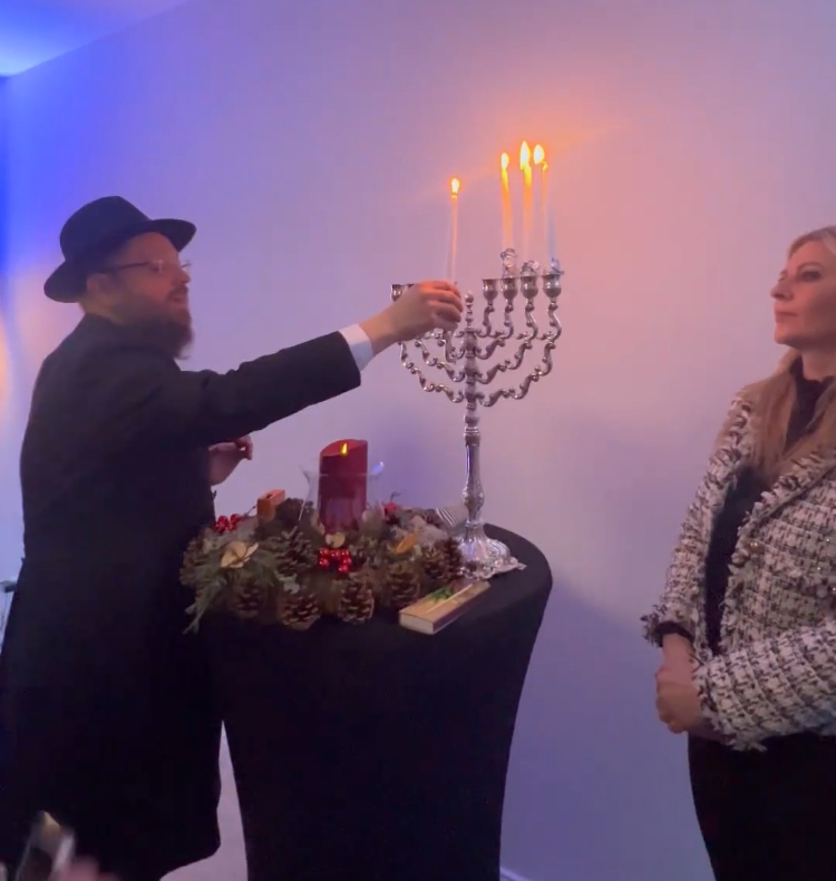 Rabbiner Yehuda Teichtal zündet die Kerzen der Chanukkia an.