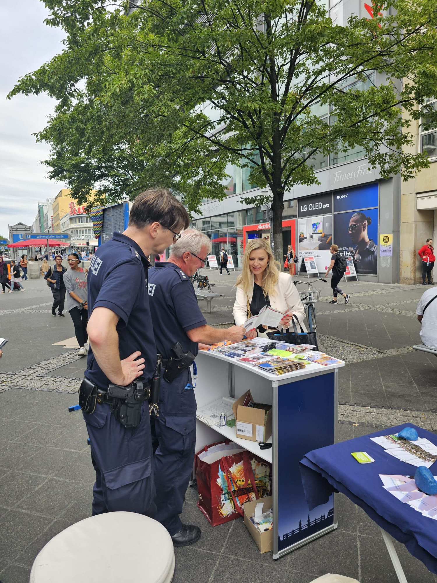 Foto vom Stand der Polizei in der Wilmersdorfer Straße.